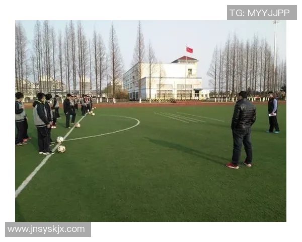 足球明星的训练日记揭秘：从晨跑到比赛的全方位训练计划与心路历程